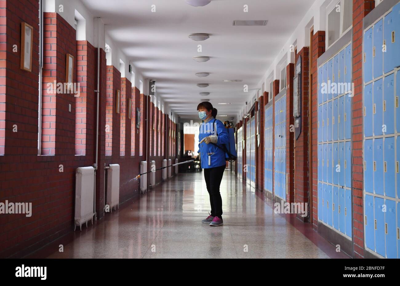 La Scuola media di Pechino n° 12 si sta preparando per le classi di riavviamento per gli anziani. I dipendenti hanno a stock i materiali di consumo, hanno una linea di separazione di 1 metro sul publ Foto Stock