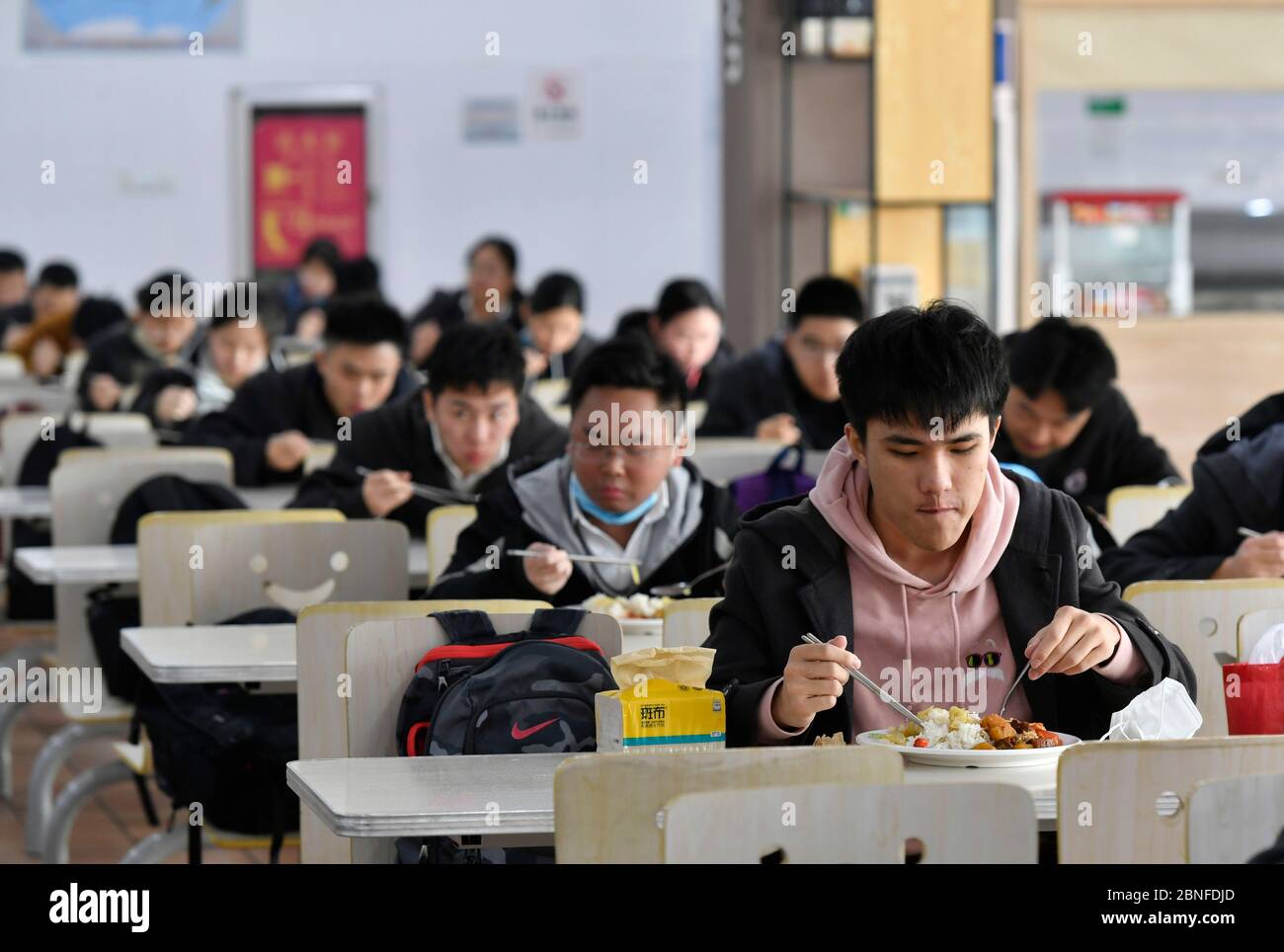 Tutti gli studenti dei gradi 9 e 12 tornano a scuola e ricominciare la lezione oggi, città di Nanchang, provincia di Jiangxi della Cina meridionale, 7 aprile, 2020 studenti Foto Stock