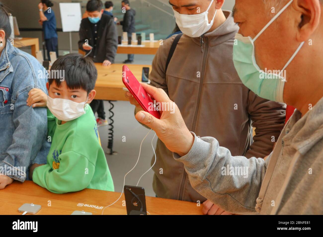 I cittadini sperimentano il nuovo Apple smartphone iPhone se lanciato presso un Apple Store, Hangzhou città, nella provincia di Zhejiang, nella Cina orientale, il 24 aprile 2020. L Foto Stock