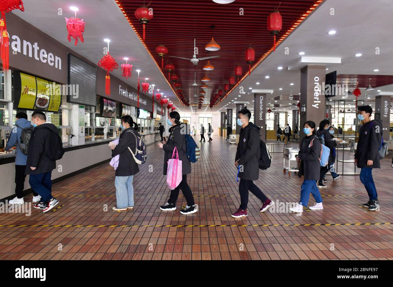 Tutti gli studenti dei gradi 9 e 12 tornano a scuola e ricominciare la lezione oggi, città di Nanchang, provincia di Jiangxi della Cina meridionale, 7 aprile, 2020 studenti Foto Stock