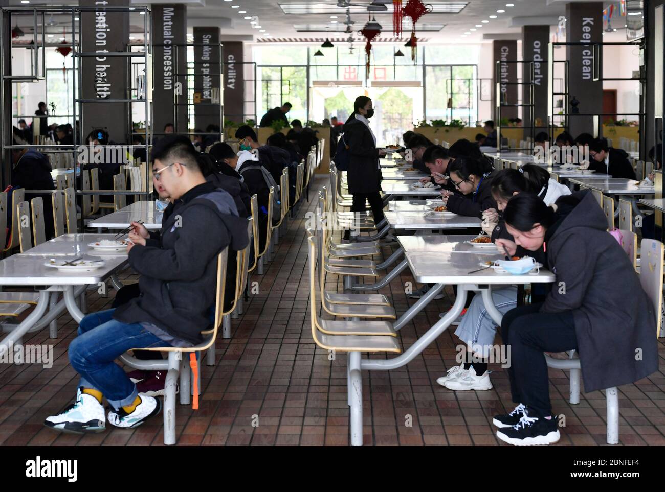 Tutti gli studenti dei gradi 9 e 12 tornano a scuola e ricominciare la lezione oggi, città di Nanchang, provincia di Jiangxi della Cina meridionale, 7 aprile, 2020 studenti Foto Stock