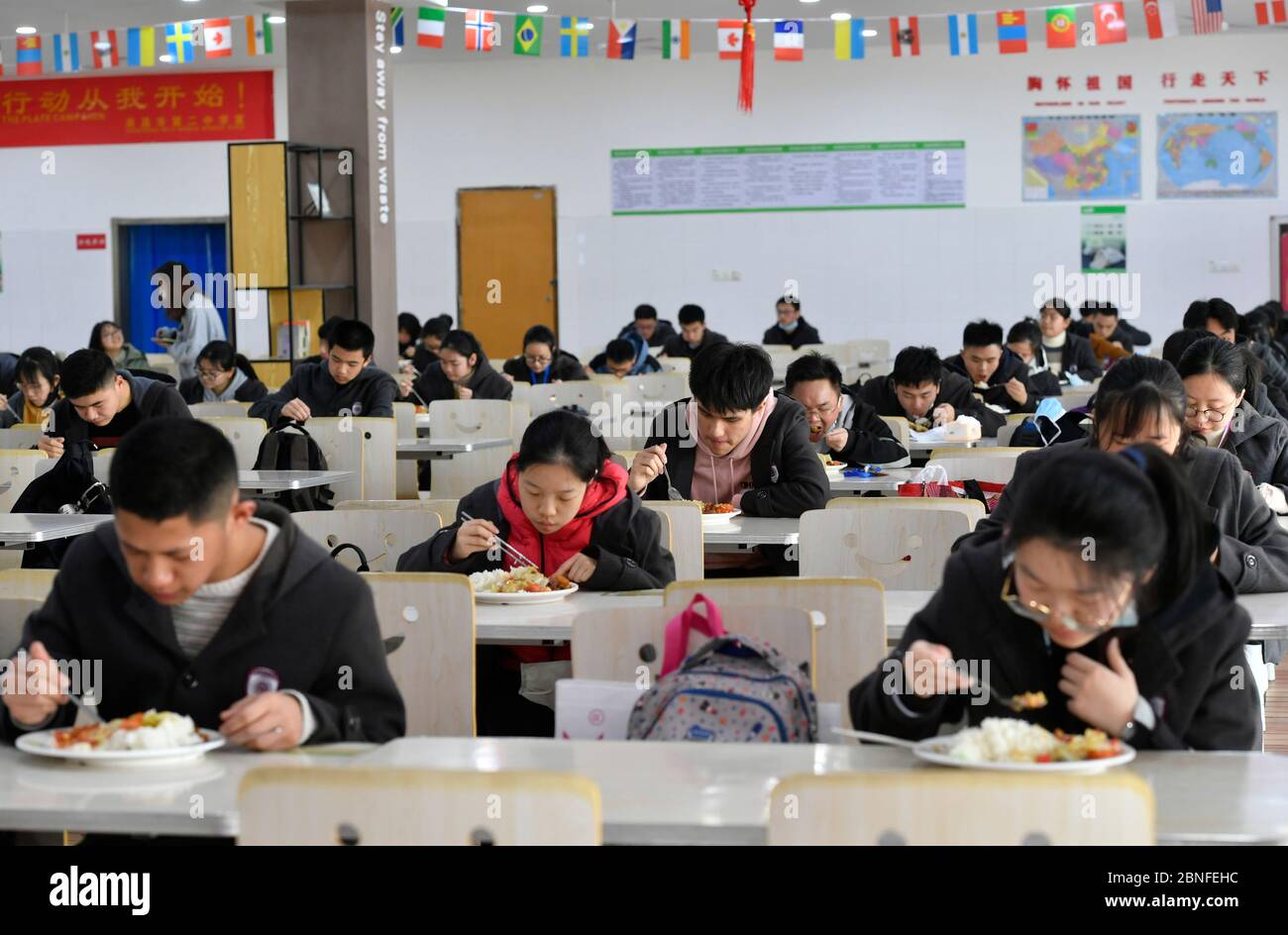 Tutti gli studenti dei gradi 9 e 12 tornano a scuola e ricominciare la lezione oggi, città di Nanchang, provincia di Jiangxi della Cina meridionale, 7 aprile, 2020 studenti Foto Stock