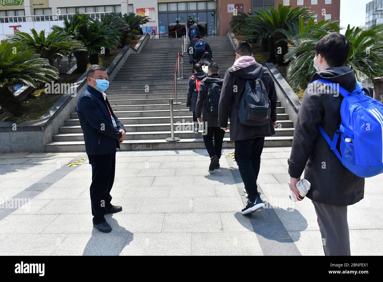 Tutti gli studenti dei gradi 9 e 12 tornano a scuola e ricominciare la lezione oggi, città di Nanchang, provincia di Jiangxi della Cina meridionale, 7 aprile, 2020 studenti Foto Stock
