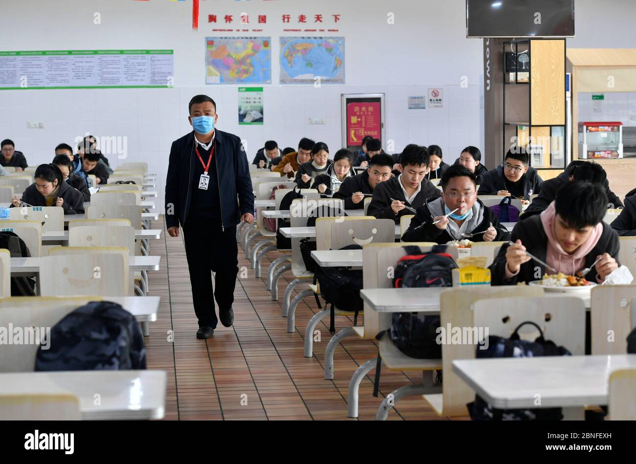 Tutti gli studenti dei gradi 9 e 12 tornano a scuola e ricominciare la lezione oggi, città di Nanchang, provincia di Jiangxi della Cina meridionale, 7 aprile, 2020 studenti Foto Stock