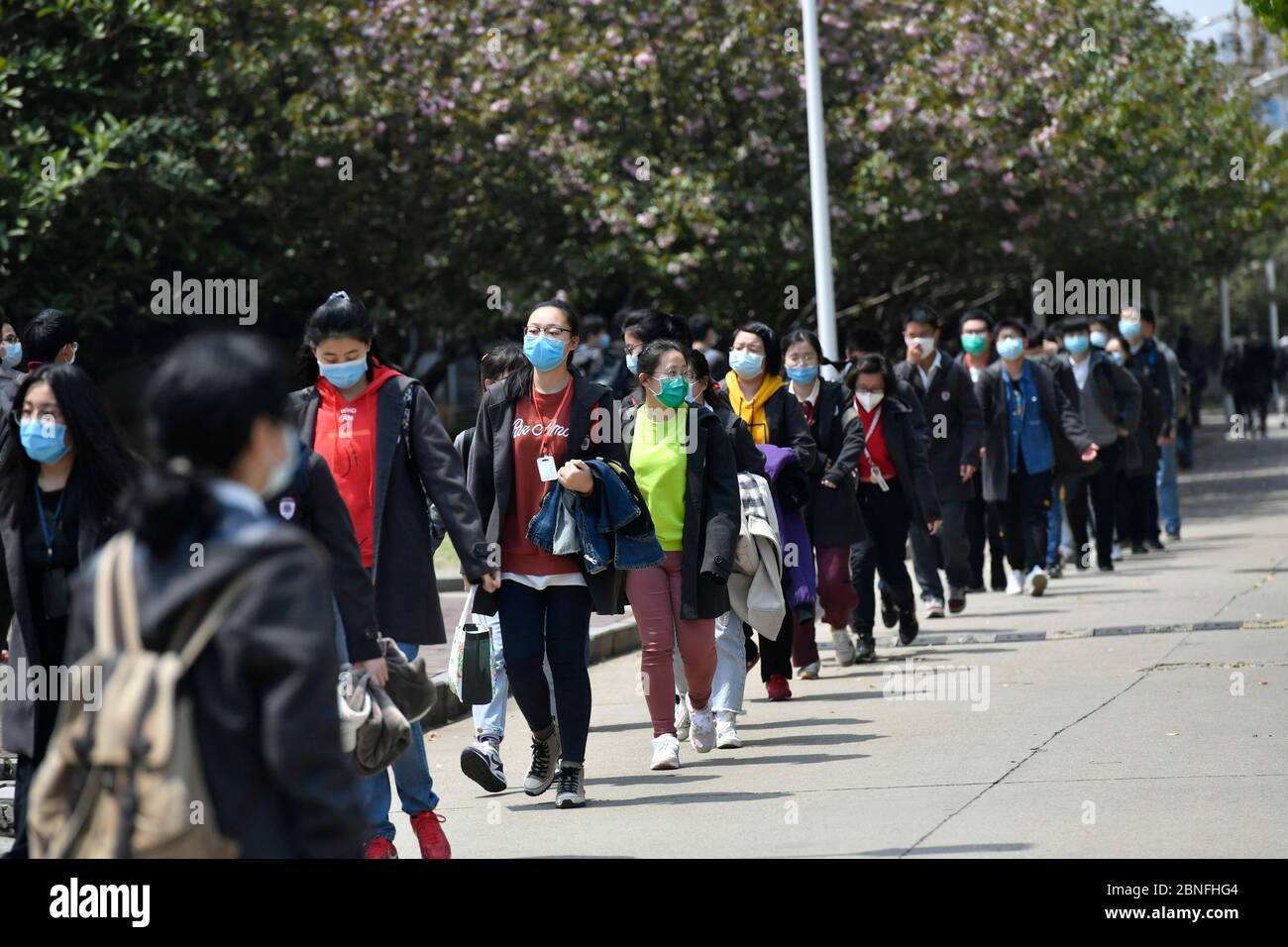 Tutti gli studenti dei gradi 9 e 12 tornano a scuola e ricominciare la lezione oggi, città di Nanchang, provincia di Jiangxi della Cina meridionale, 7 aprile, 2020 studenti Foto Stock