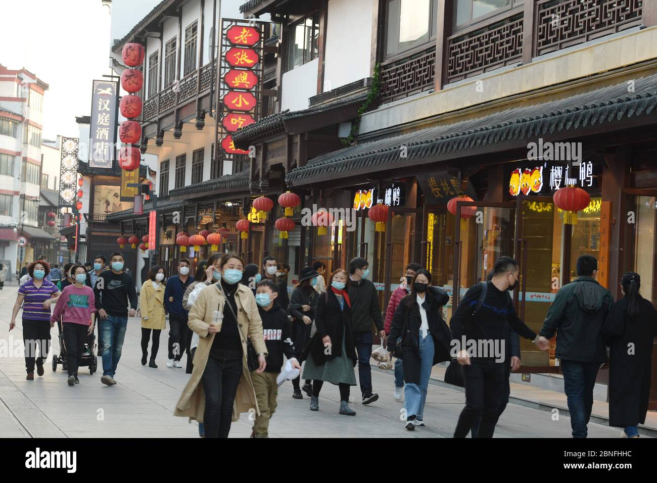 I turisti si affollano a Nanjing Fuzimiao, che si trova sulla riva del fiume Qinhuai, per godersi la primavera durante la vacanza Qingming Festival, Nanjing cit Foto Stock