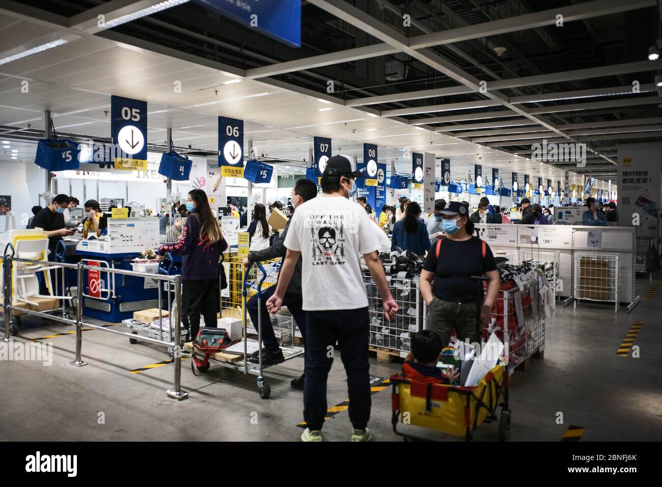 I clienti si recheranno in un negozio IKEA per scegliere e acquistare i mobili adatti alla loro casa durante il fine settimana, Pechino, Cina, 19 aprile 2020. *** locale C Foto Stock
