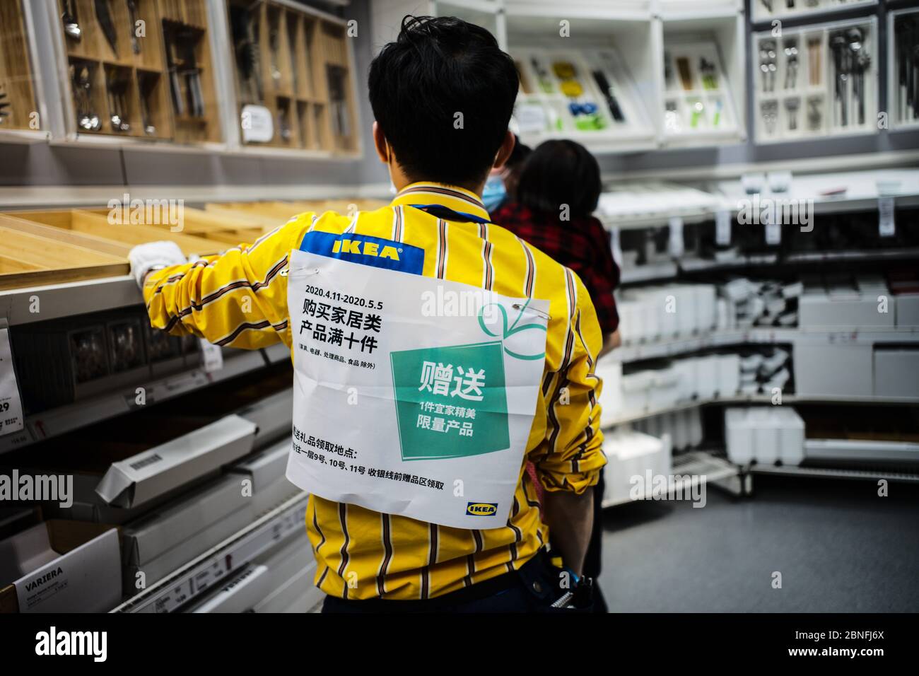 I clienti si recheranno in un negozio IKEA per scegliere e acquistare i mobili adatti alla loro casa durante il fine settimana, Pechino, Cina, 19 aprile 2020. *** locale C Foto Stock