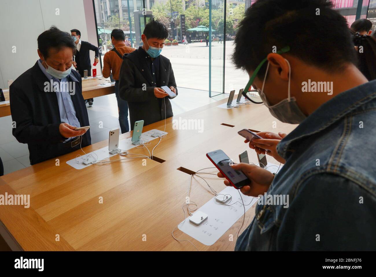 I cittadini sperimentano il nuovo Apple smartphone iPhone se lanciato presso un Apple Store, Hangzhou città, nella provincia di Zhejiang, nella Cina orientale, il 24 aprile 2020. L Foto Stock
