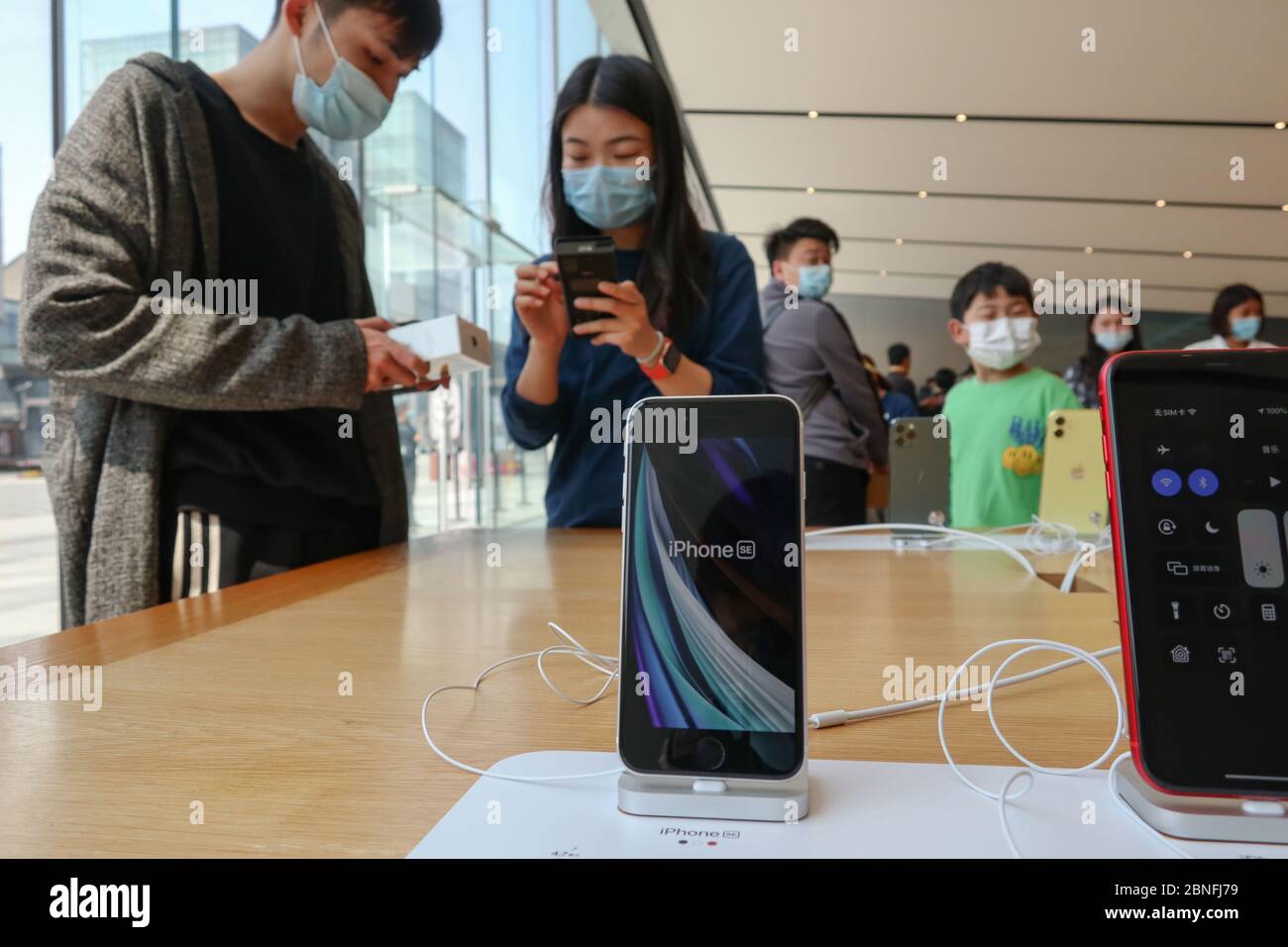 I cittadini sperimentano il nuovo Apple smartphone iPhone se lanciato presso un Apple Store, Hangzhou città, nella provincia di Zhejiang, nella Cina orientale, il 24 aprile 2020. L Foto Stock