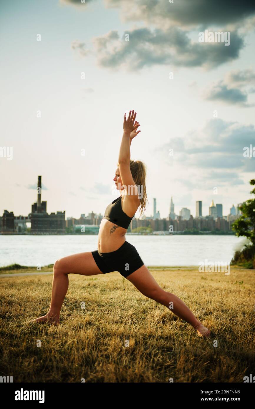 Donna che fa Yoga nel parco, Brooklyn, New York Foto Stock