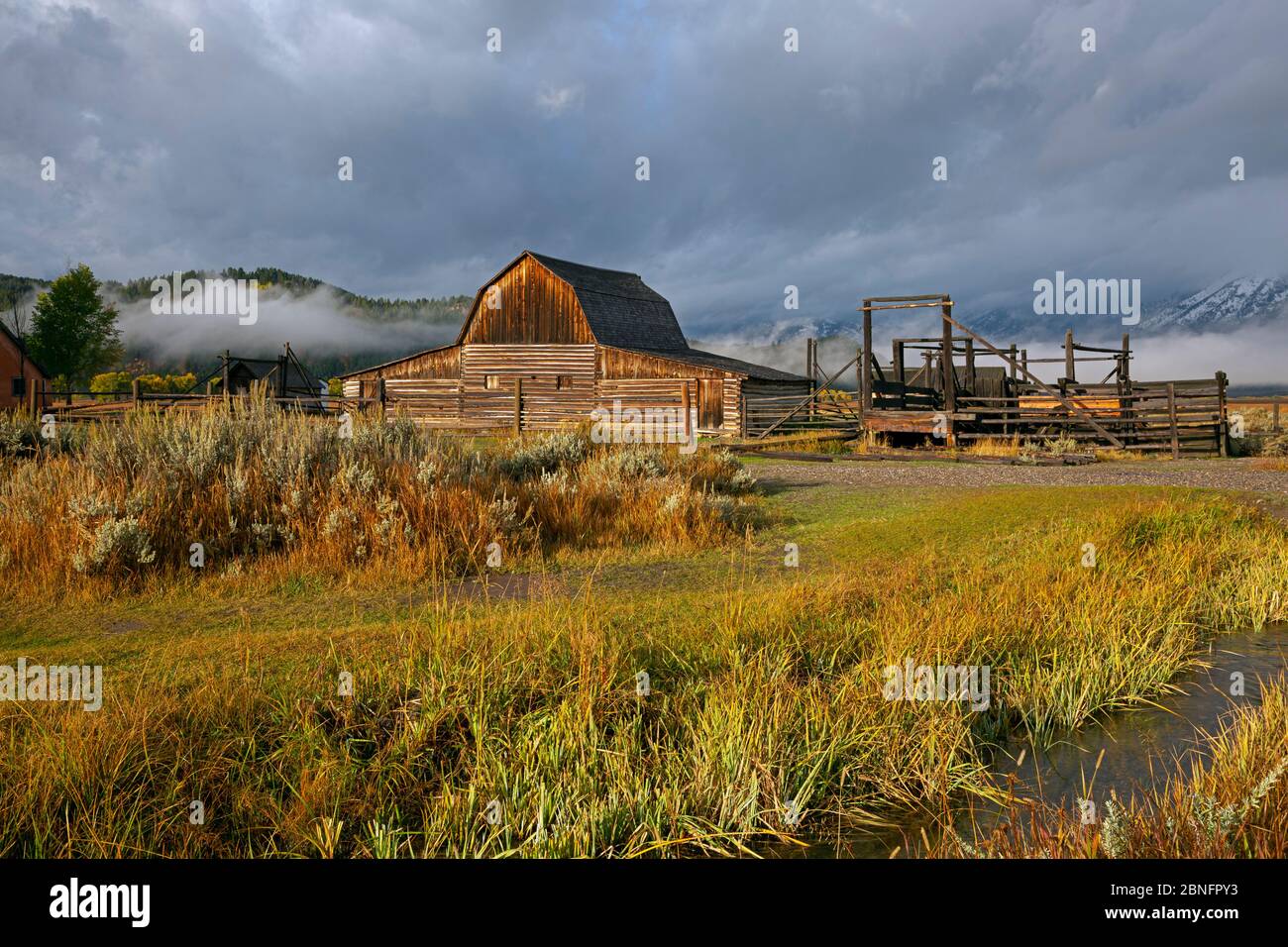 WY04308-00....WYOMING - Vecchio fienile in una mattina nuvolosa, situato sulla storica Mormon Row nel Grand Teton National Park. Foto Stock