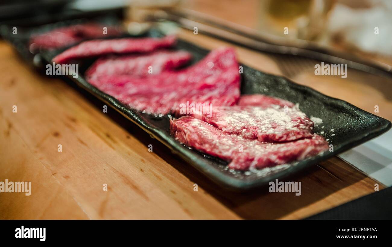 La disposizione di manzo fresco di wagyu preparato per vendere al cliente in Giappone. Il più alto grado di carne di marbling A5 per menu barbecue e vendere in giapponese Foto Stock