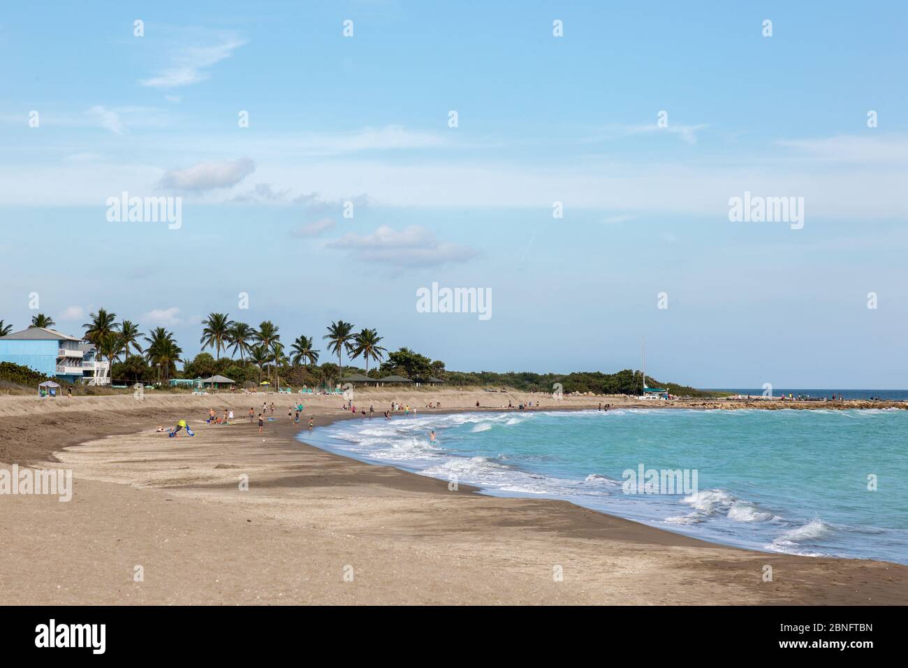 I bagnanti si riuniscono a Porpoise Beach a Fort Pierce, Florida, USA. Foto Stock