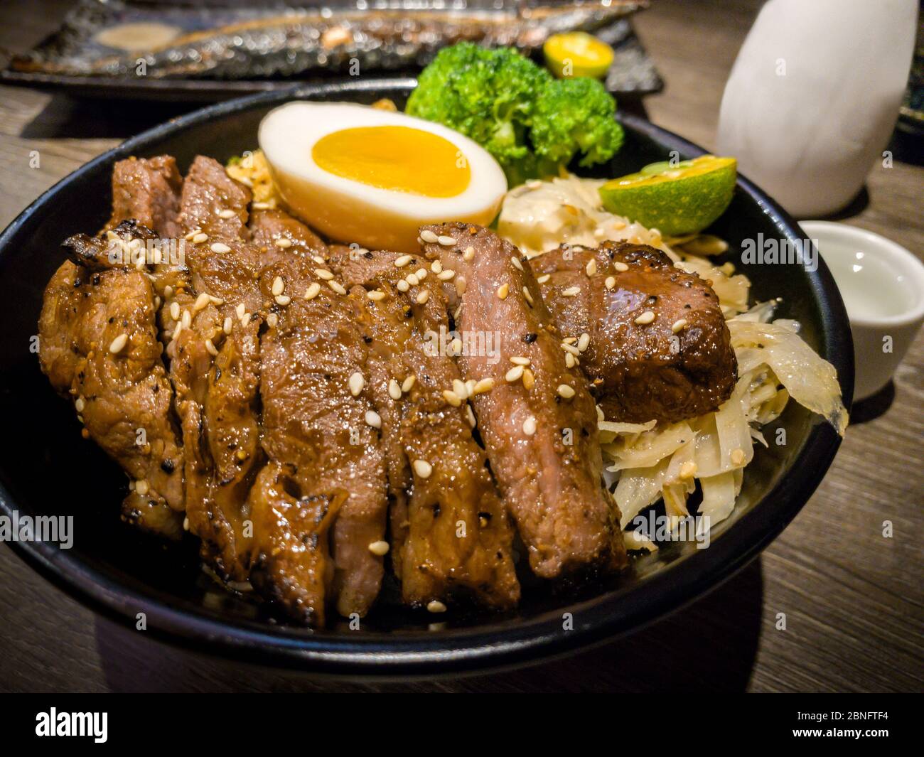 Set di deliziosi spiedini tradizionali alla griglia e ciotola di riso di Donburi per cena. Nel ristorante si trova una popolare varietà di piatti giapponesi. Appetitoso Giappone ka Foto Stock