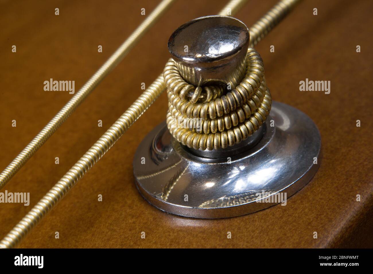 Testa di sintonizzazione di chitarra acustica con corde di metall Foto Stock