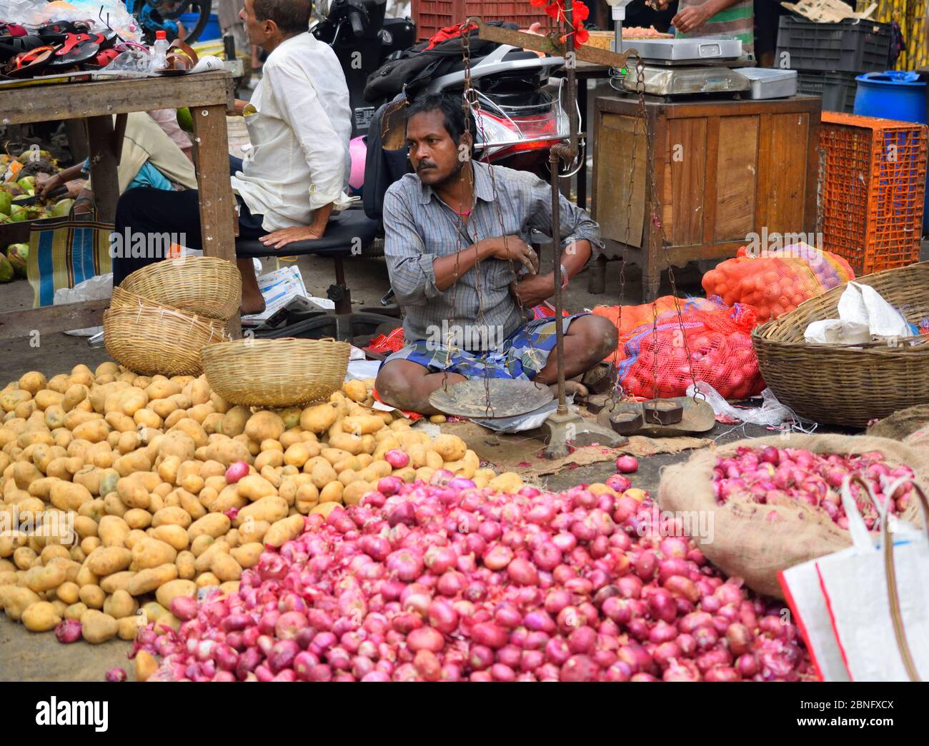 Kolkata, India - 25 marzo 2017: Venditore di strada che vende una grande varietà di verdure sul mercato. Foto Stock