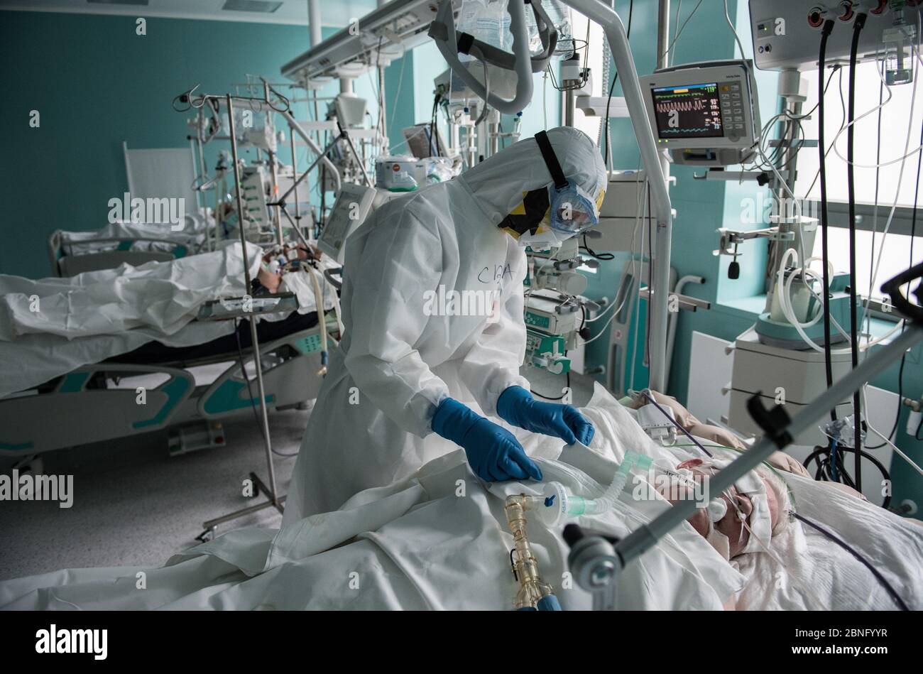 (200515) -- PECHINO, 15 maggio 2020 (Xinhua) -- UN medico si occupa di un paziente COVID-19 nell'unità di terapia intensiva presso il Centro Nazionale di Ricerca Medica per l'Endocrinologia a Mosca, Russia, il 14 maggio 2020. (Sputnik via Xinhua) Foto Stock