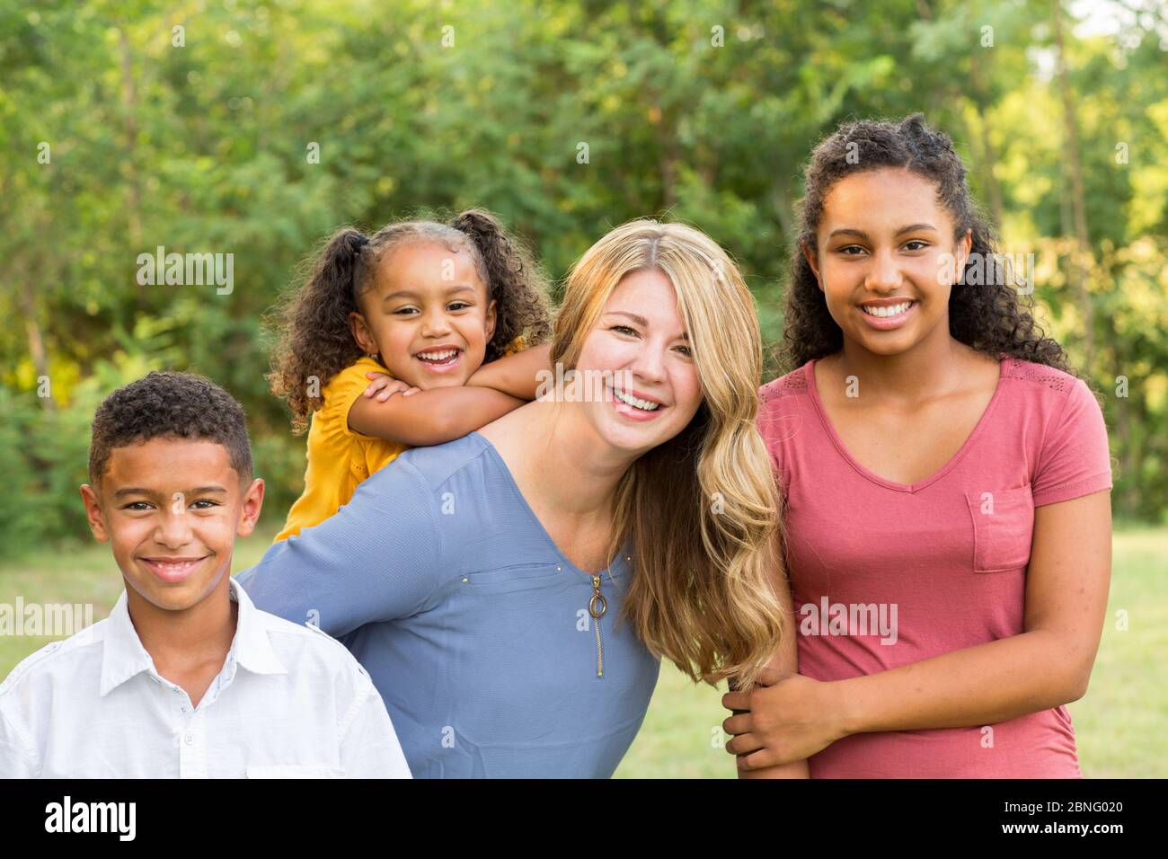 Ritratto di una famiglia di razza mista felice sorridente Foto Stock