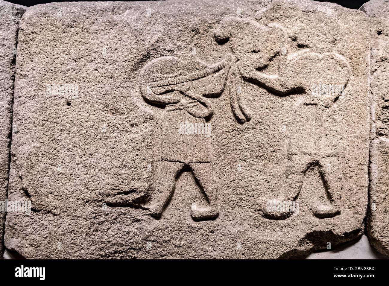 Primo piano di pannelli ortostatici scolpiti con rilievo Hittite della Sphinx porta raffigurante musicisti Foto Stock