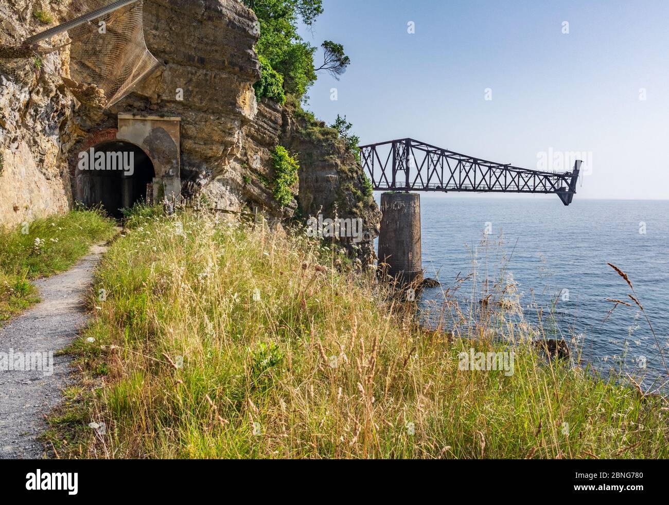 Vecchio arrugginito abbandonato carico di ferro e accesso tunnel Foto Stock