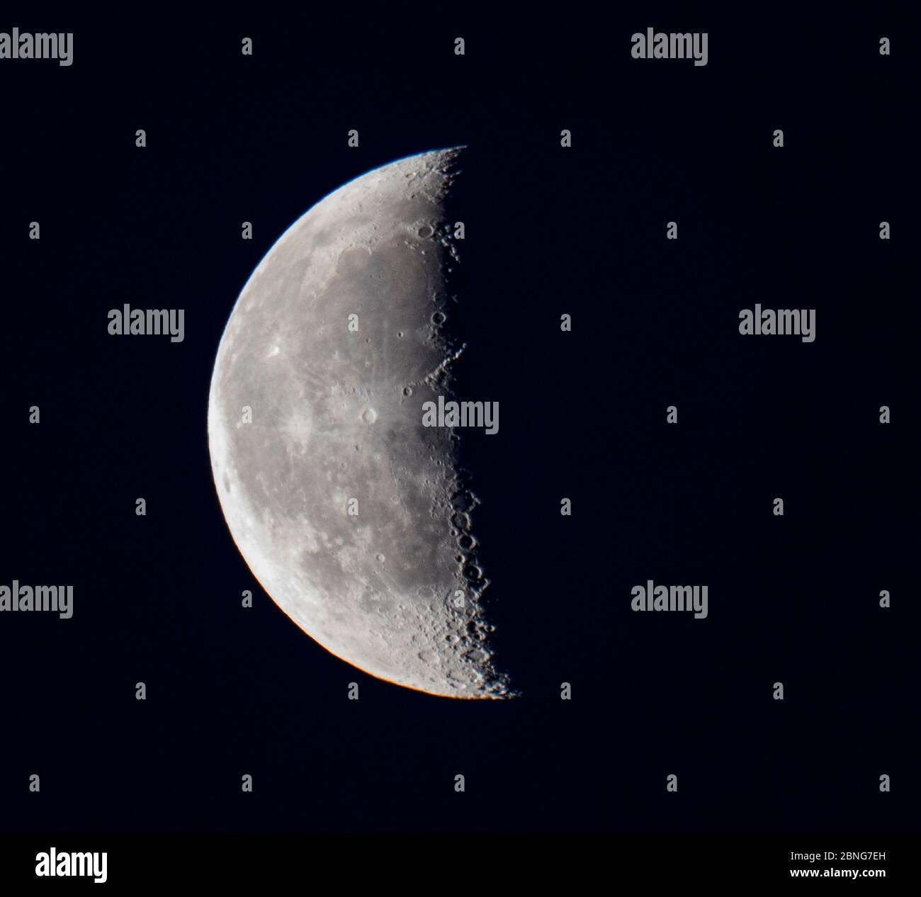 Londra, Regno Unito. 15 maggio 2020. 43.6% di luna Crescent in calo che sale su Londra prima dell'alba, con catena di montagna e grandi crateri chiaramente visibili. Credit: Malcolm Park/Alamy Live News Foto Stock