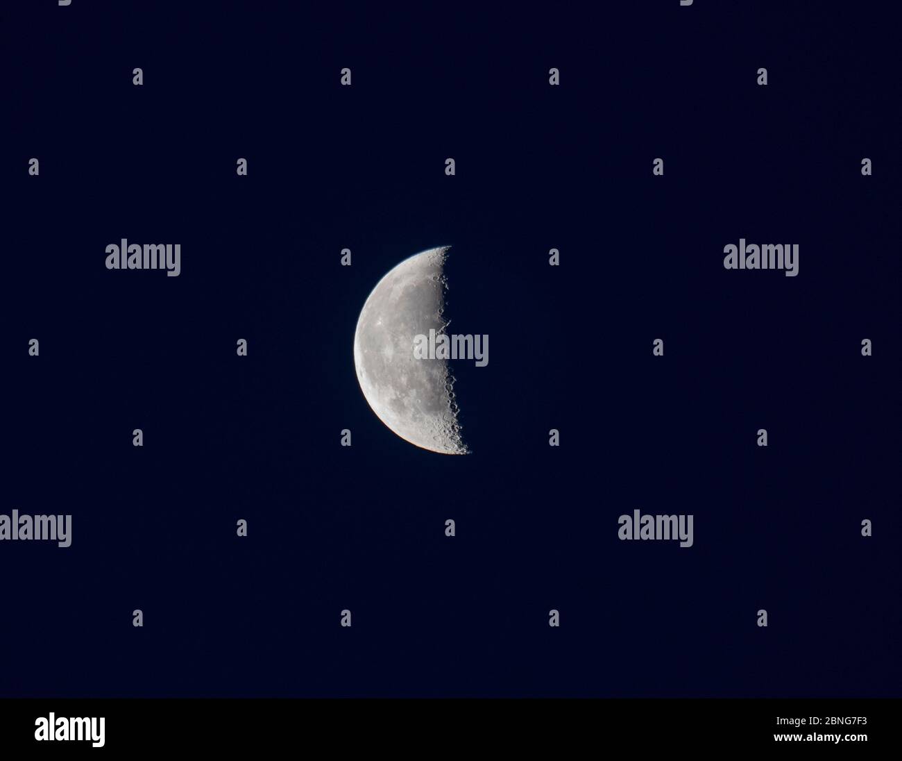 Londra, Regno Unito. 15 maggio 2020. 43.6% di luna Crescent in calo che sale su Londra prima dell'alba, con catena di montagna e grandi crateri chiaramente visibili. Credit: Malcolm Park/Alamy Live News Foto Stock