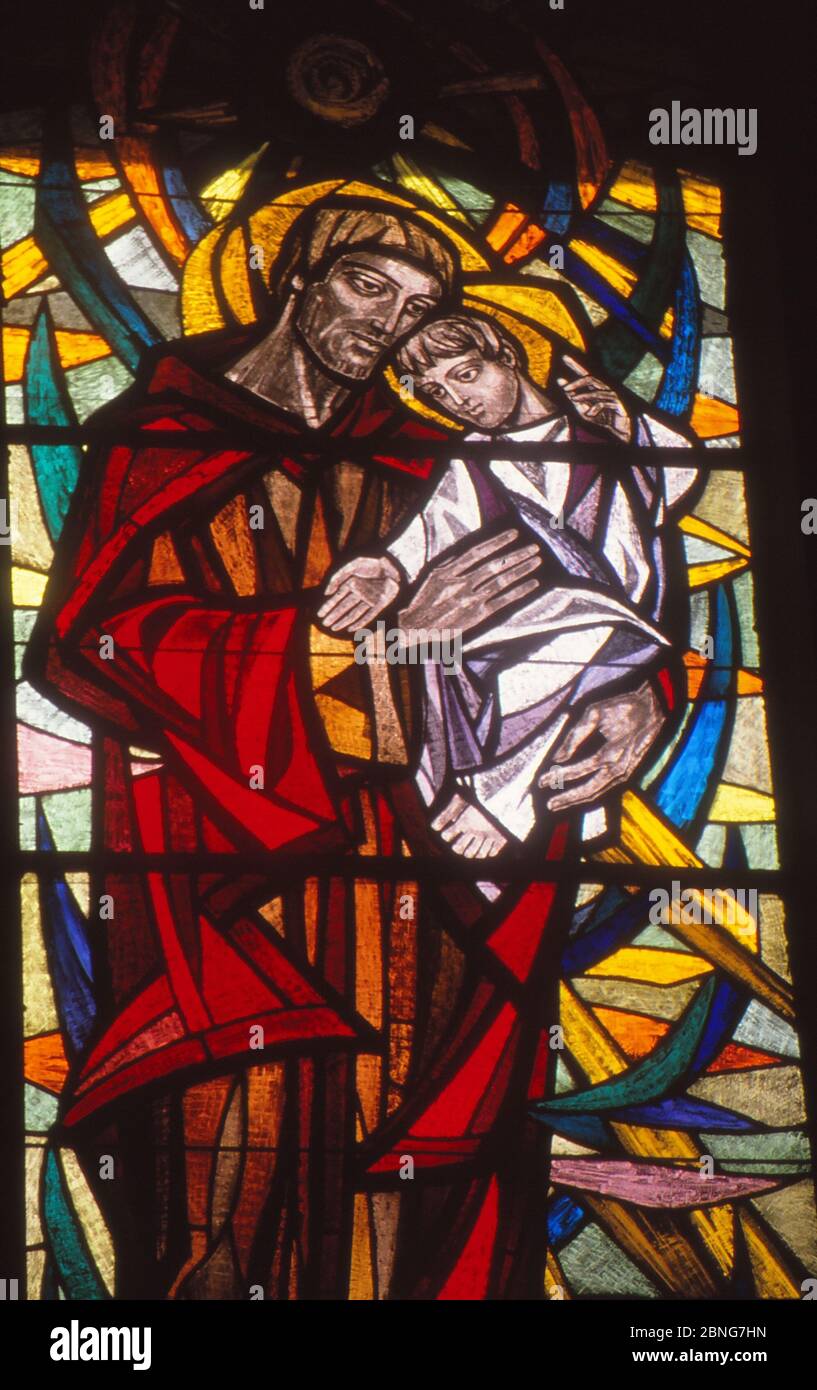 LOS ANGELES, STATI UNITI - 24 aprile 1987: Immagine di vetro macchiato di San Giuseppe che tiene Gesù Bambino. Foto Stock