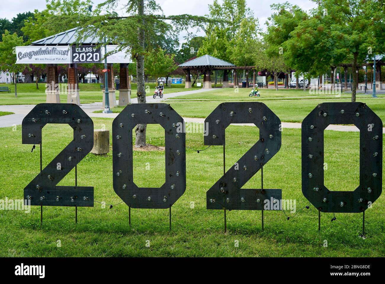 Segno di Classe 2020 per laureati al gazebo del parco cittadino verde della Contea di Sonoma, California. Foto Stock