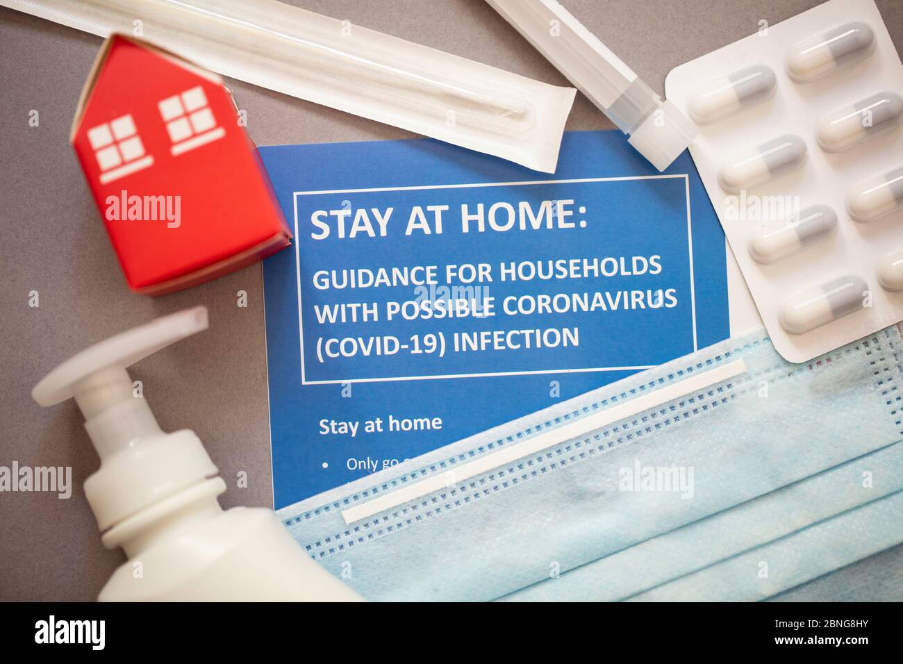 Coronavirus soggiorno guida a casa con forniture mediche Foto Stock