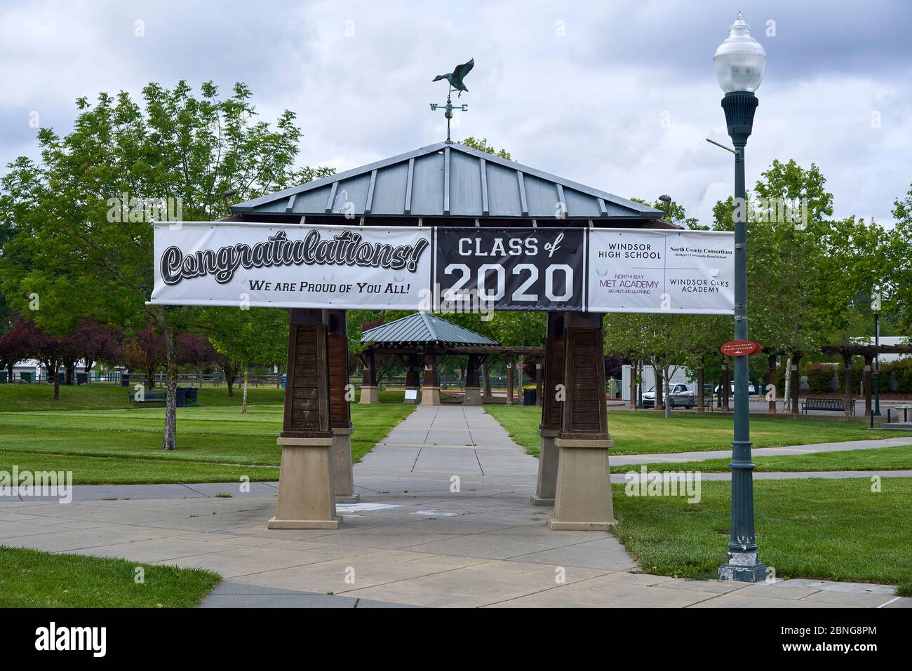 Segno di Classe 2020 per laureati al gazebo del parco cittadino verde della Contea di Sonoma, California. Foto Stock