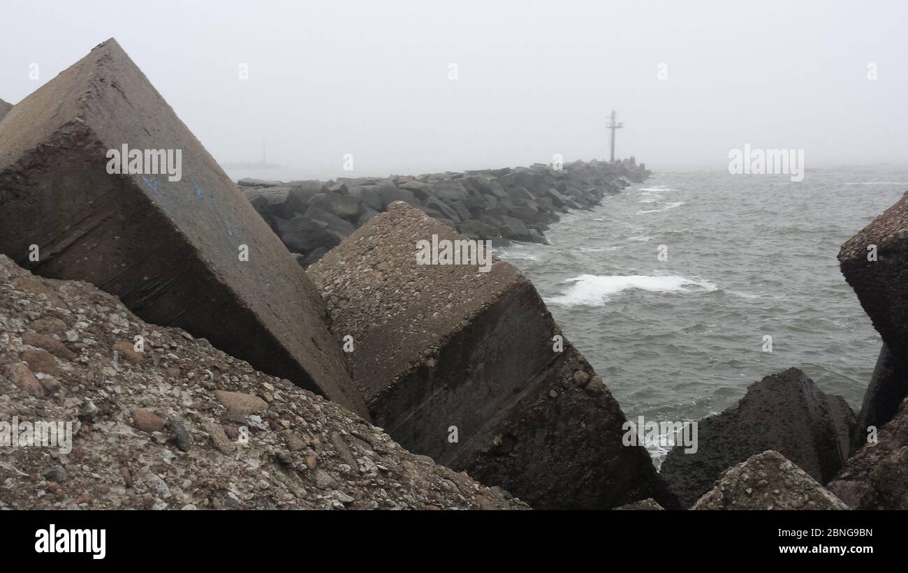 Blocchi di cemento nell'acqua di mare Foto Stock