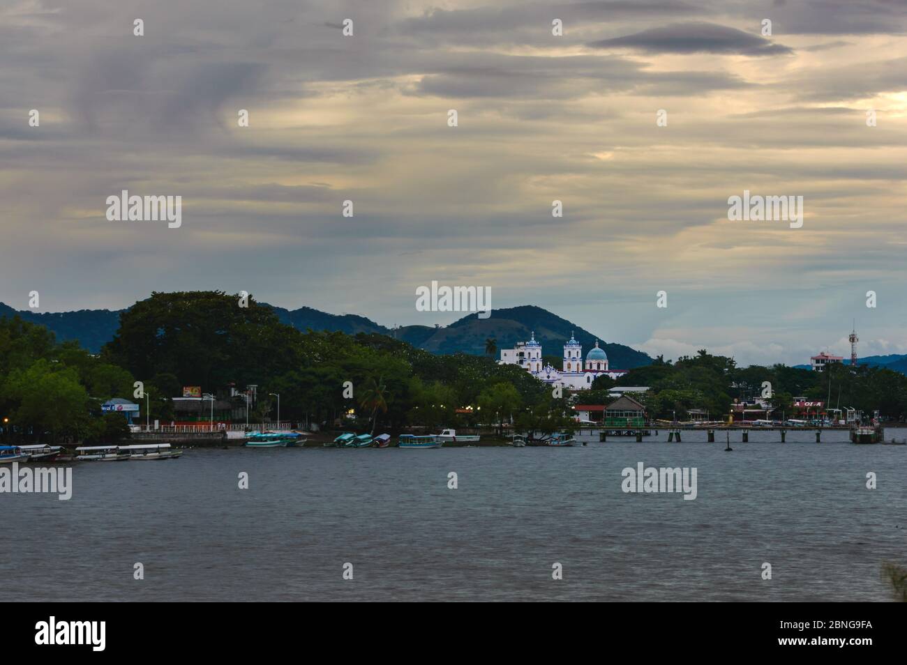 CATEMACO, VERACRUZ - MESSICO, 19 GIUGNO 2018: Vista sulla basilica e sul litorale. Foto Stock