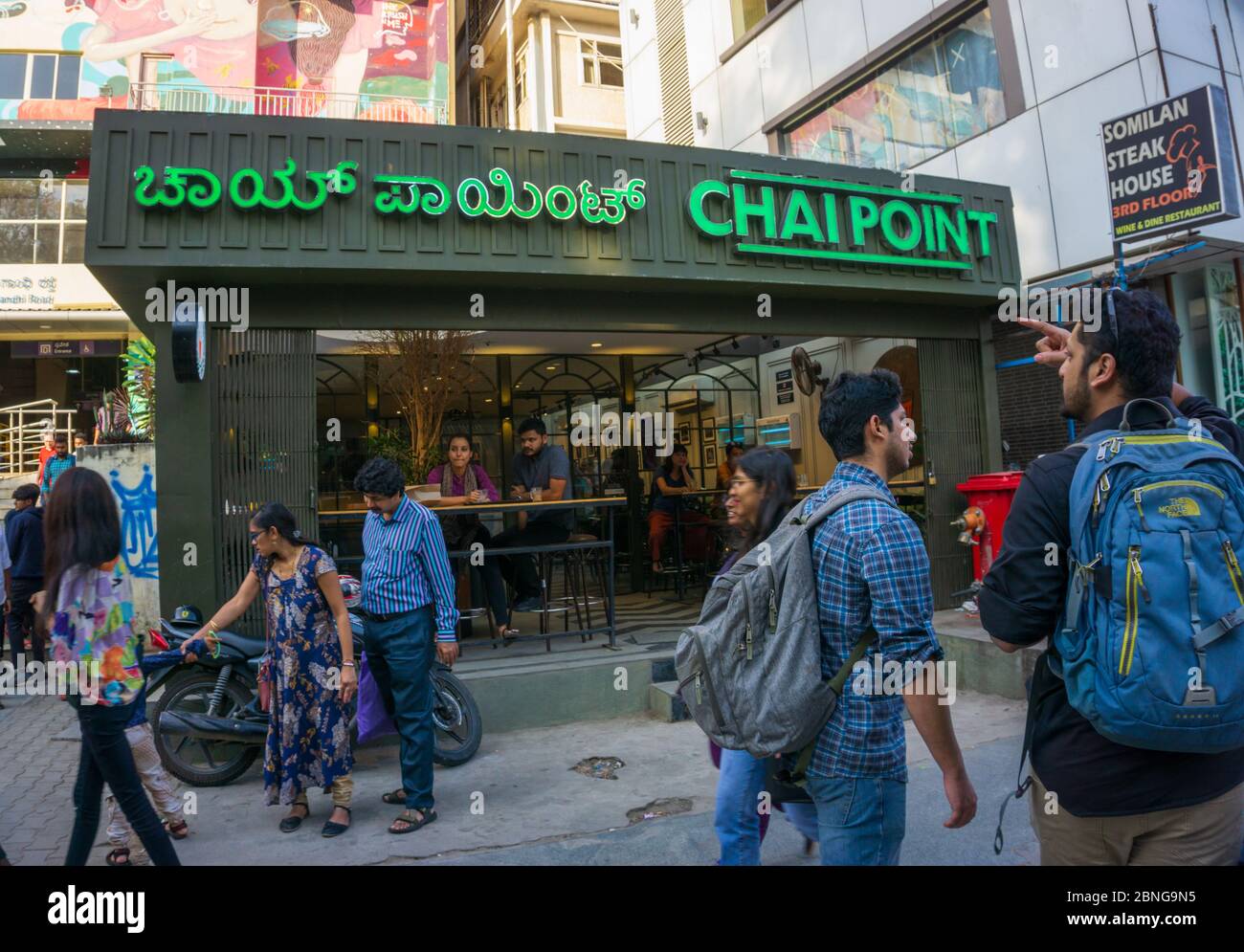 La famosa Church Street si trova nel quartiere commerciale di Bangalore (India) Foto Stock