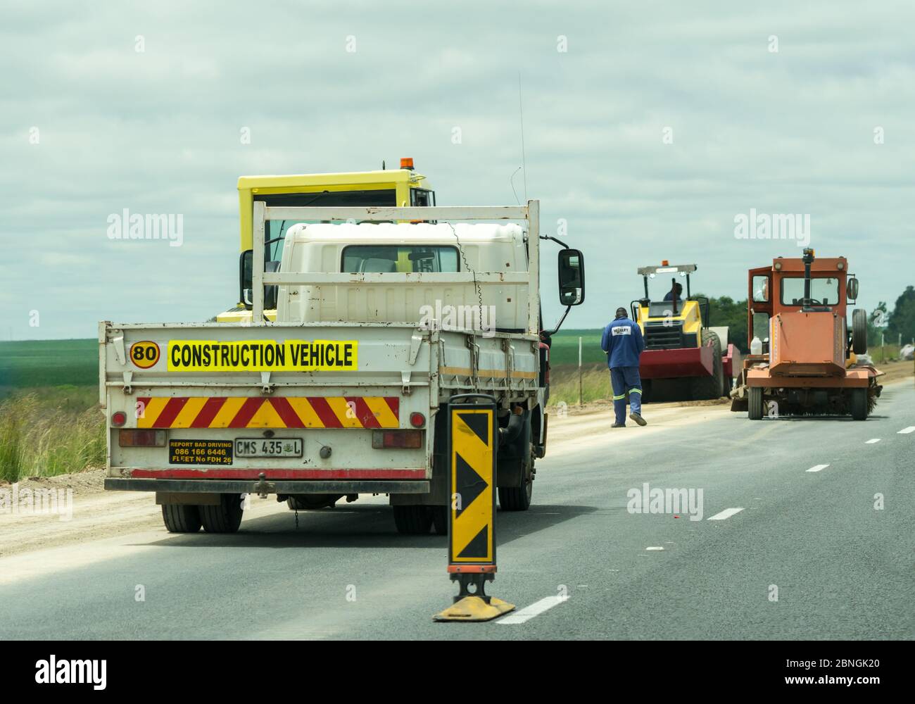 Veicoli da costruzione in cantiere su autostrada nella zona rurale del Sudafrica Foto Stock