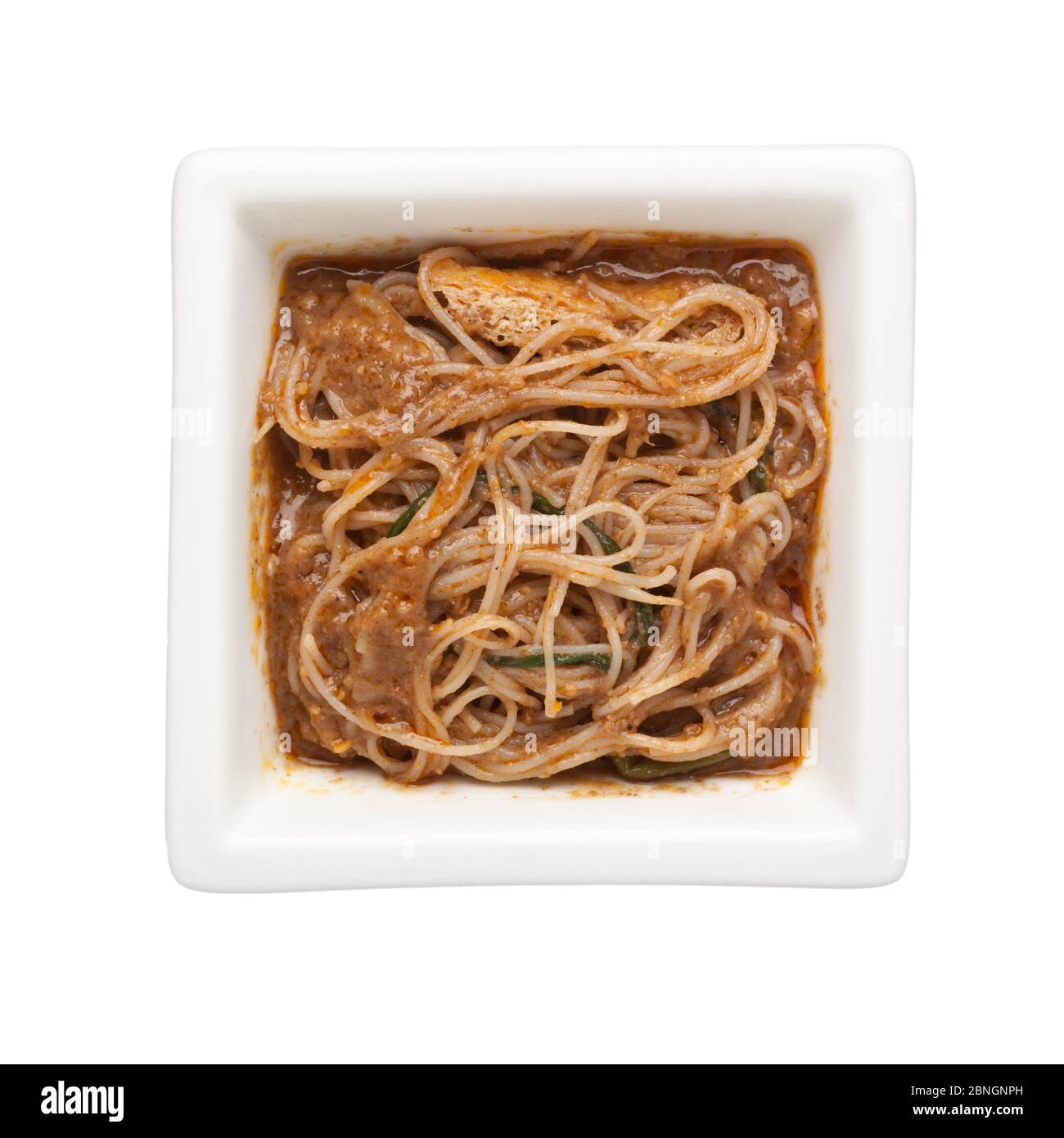 Cucina Asiatica - riso vermicelli con salsa di arachidi in una ciotola quadrata isolata su sfondo bianco Foto Stock