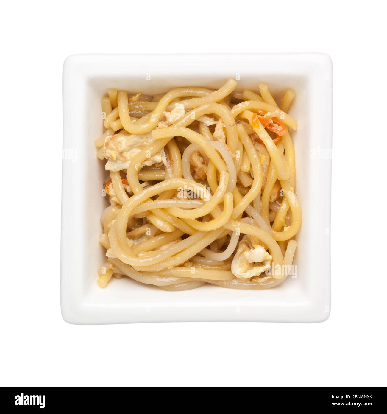 Cucina Asiatica - Stir noodle fritte in una ciotola quadrata isolata su sfondo bianco Foto Stock