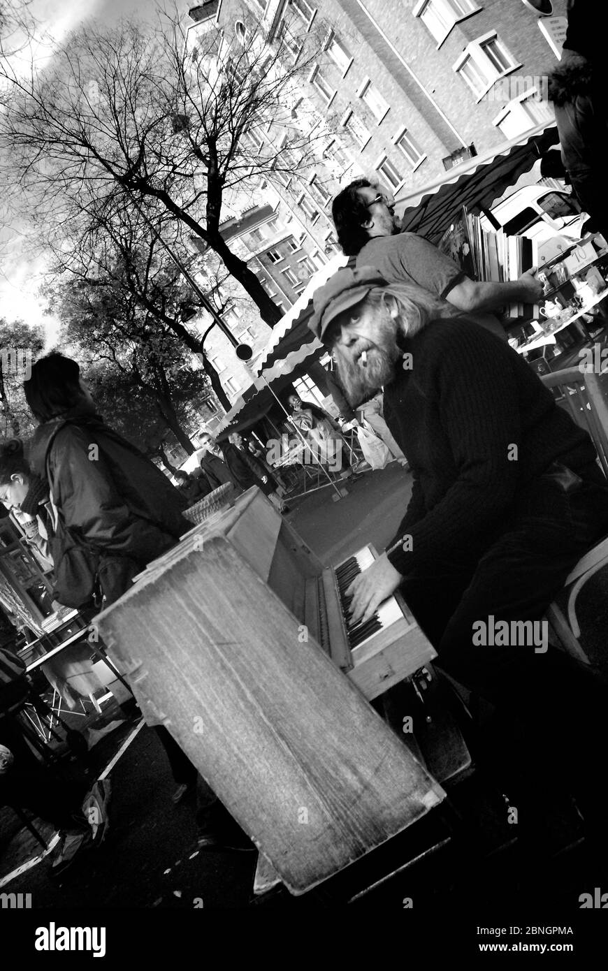 Busker, mercato delle pulci di Porte De Vanves, parigi Foto Stock