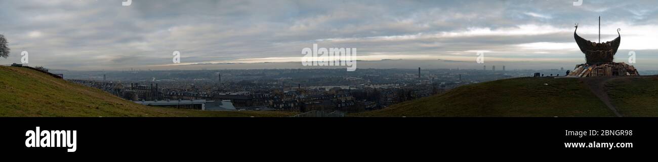 Vista di New Years dalla collina di Calton, panorama di Edimburgo Foto Stock
