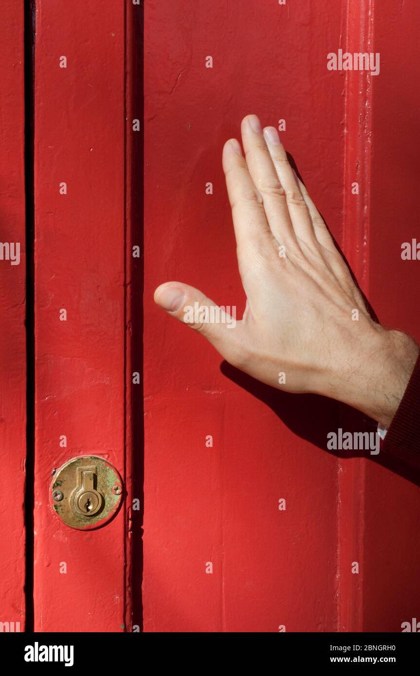 La mano dell'uomo bussa a una porta chiusa. Chiudi vista Foto stock - Alamy