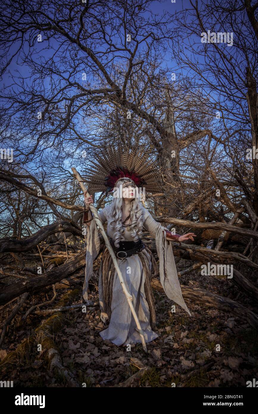 La sacerdotessa Shamanic pratica i suoi rituali e le sue arti alla fine della giornata Foto Stock