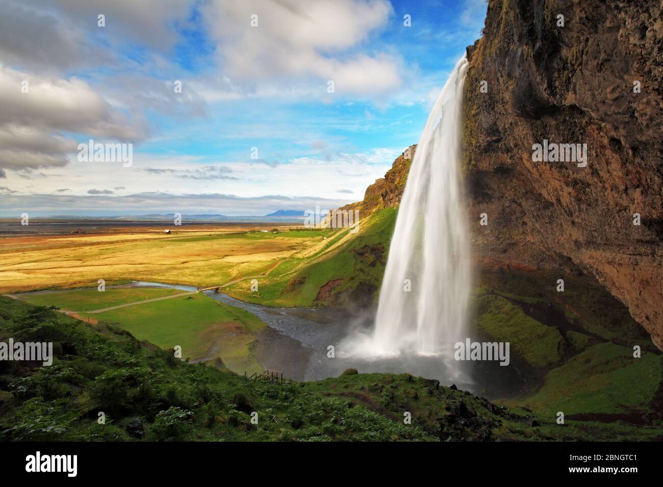 Seljalandsfoss è uno delle più belle cascate in Islanda. È situato a sud dell'isola. Con un arcobaleno. Foto Stock