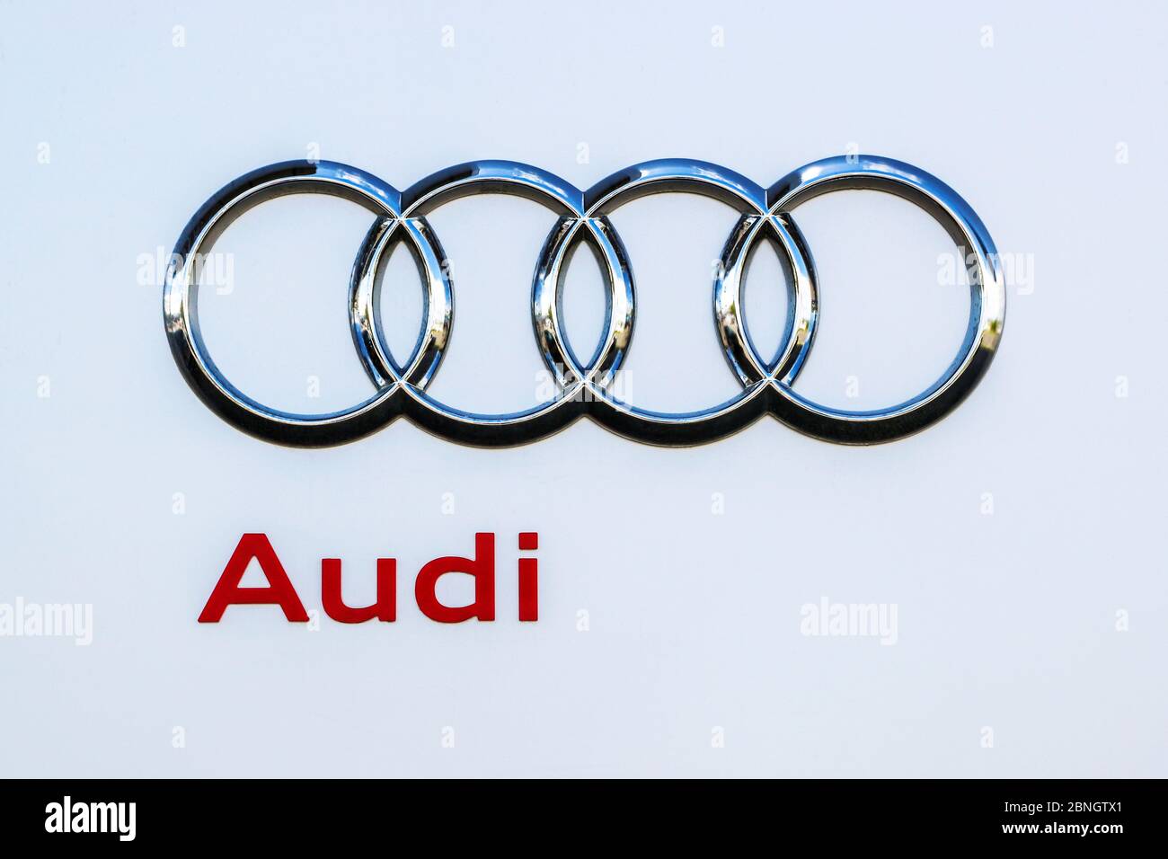 Cartello con marchio istituzionale per auto e veicoli Audi su un cartello rialzato all'esterno di un garage Audi, Ayr, UK Foto Stock