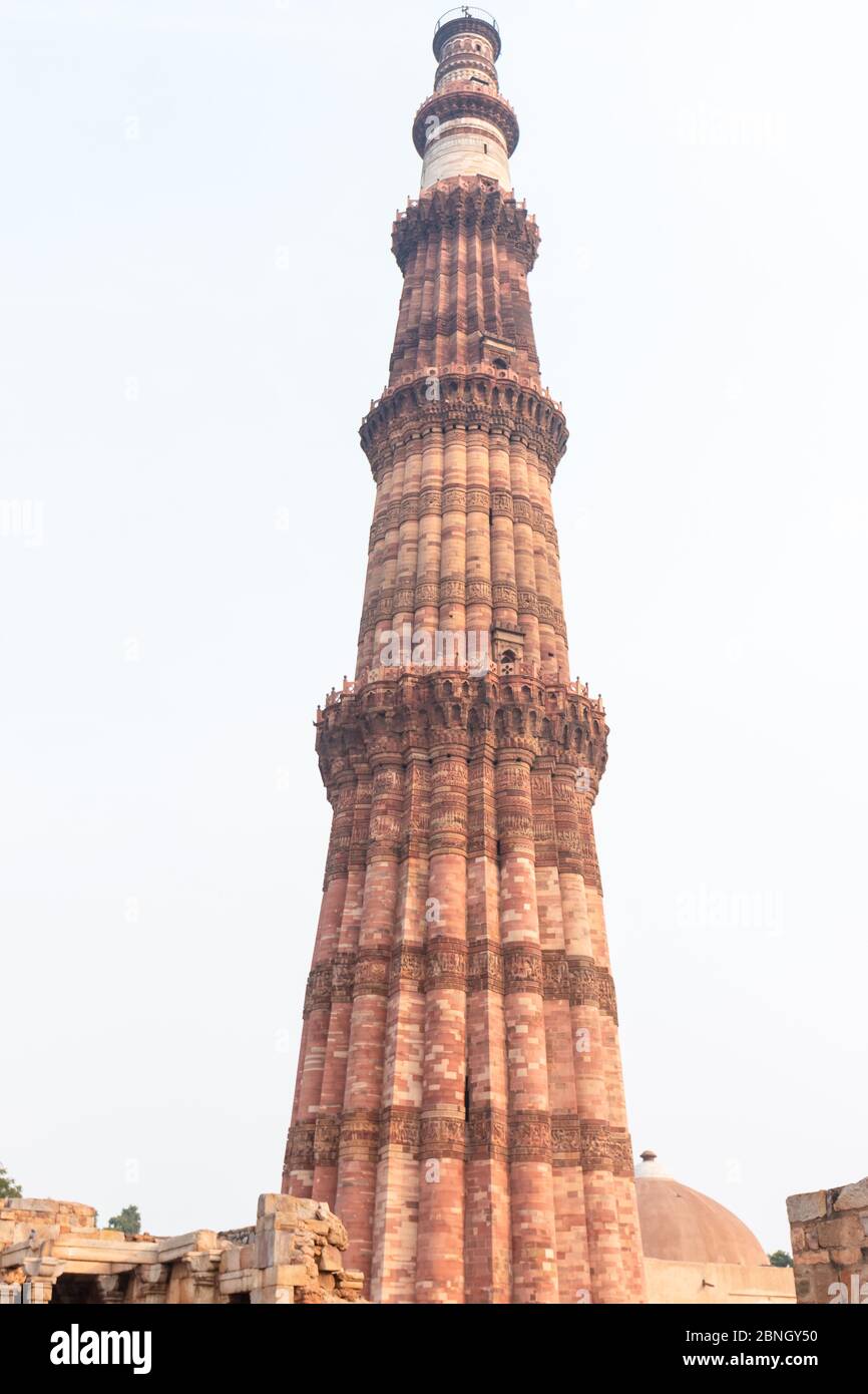 Il Qutb Minar, anche scritto come Qutub Minar e Qutab Minar a Nuova Delhi, India, gennaio 2020 Foto Stock