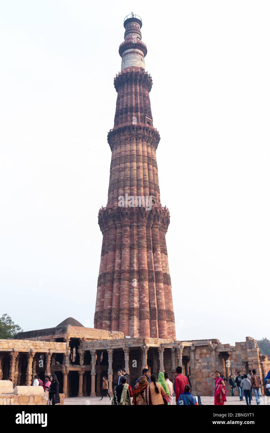 Il Qutb Minar, anche scritto come Qutub Minar e Qutab Minar a Nuova Delhi, India, gennaio 2020 Foto Stock