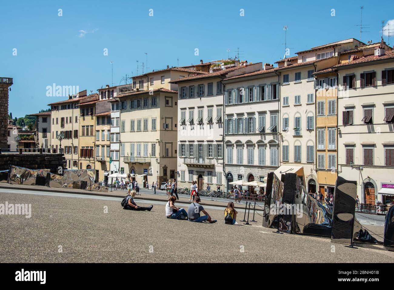 Turisti in Piazza dei Pitti al di fuori del Palazzo Pitti a Firenze Foto Stock
