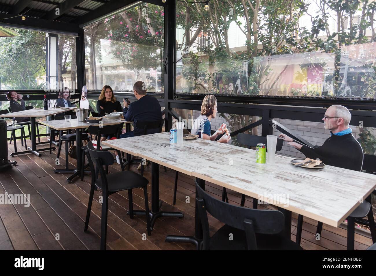 Sydney, Australia. Venerdì 15 maggio 2020. Un ristorante nell'Inner West di Sydney chiamato Five Dock Dining ha aggiunto tagli di cartone di persone ai tavoli da pranzo per creare un'atmosfera migliore per i clienti. I clienti che gustano il pranzo tra i ritagli di cartone delle persone. Caffè, ristoranti e aree da pranzo dell'hotel sono in grado di riaprire oggi, ma possono servire solo 10 ospiti alla volta, come le restrizioni pandemiche coronavirus alleviare. Credit Paul Lovelace/Alamy Live News Foto Stock