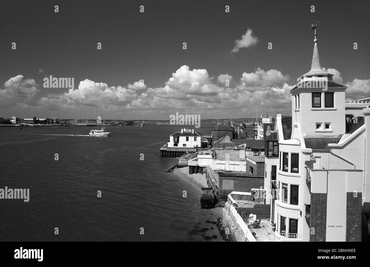 Entrata del Porto di Portsmouth che guarda sul porto verso il Dockyard, Hampshire, UK, dalla Torre rotonda in un giorno estivo soleggiato: Versione b/W. Foto Stock