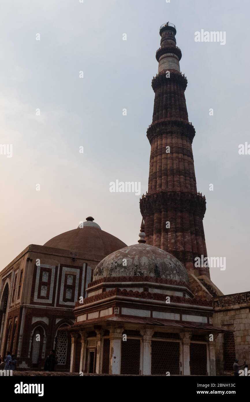 Il Qutb Minar, anche scritto come Qutub Minar e Qutab Minar a Nuova Delhi, India, gennaio 2020 Foto Stock