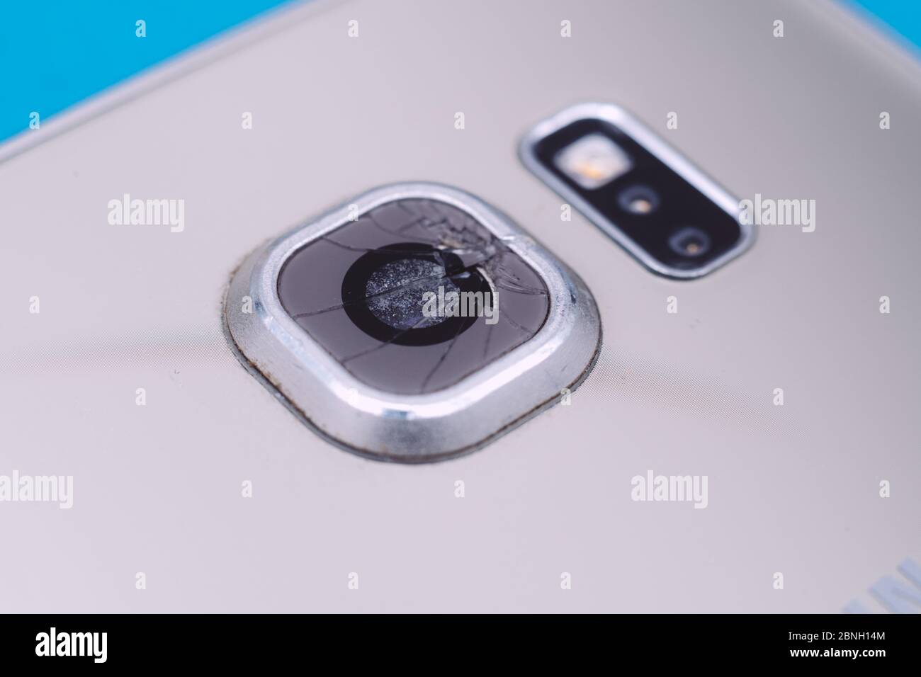 Closeup della fotocamera dello smartphone rotto. Danni dopo che il telefono  è caduto a terra Foto stock - Alamy